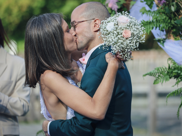 photo d'un couple lors d'un mariage en train de se faire prendre en photo