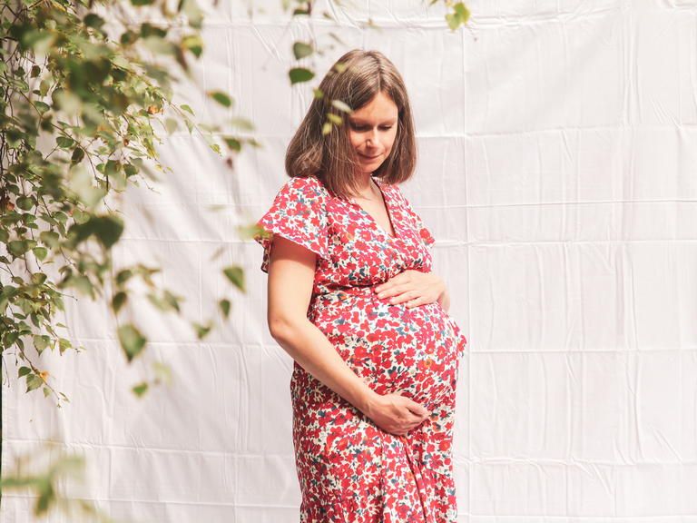 femme enceinte dans la chambre de son bébé