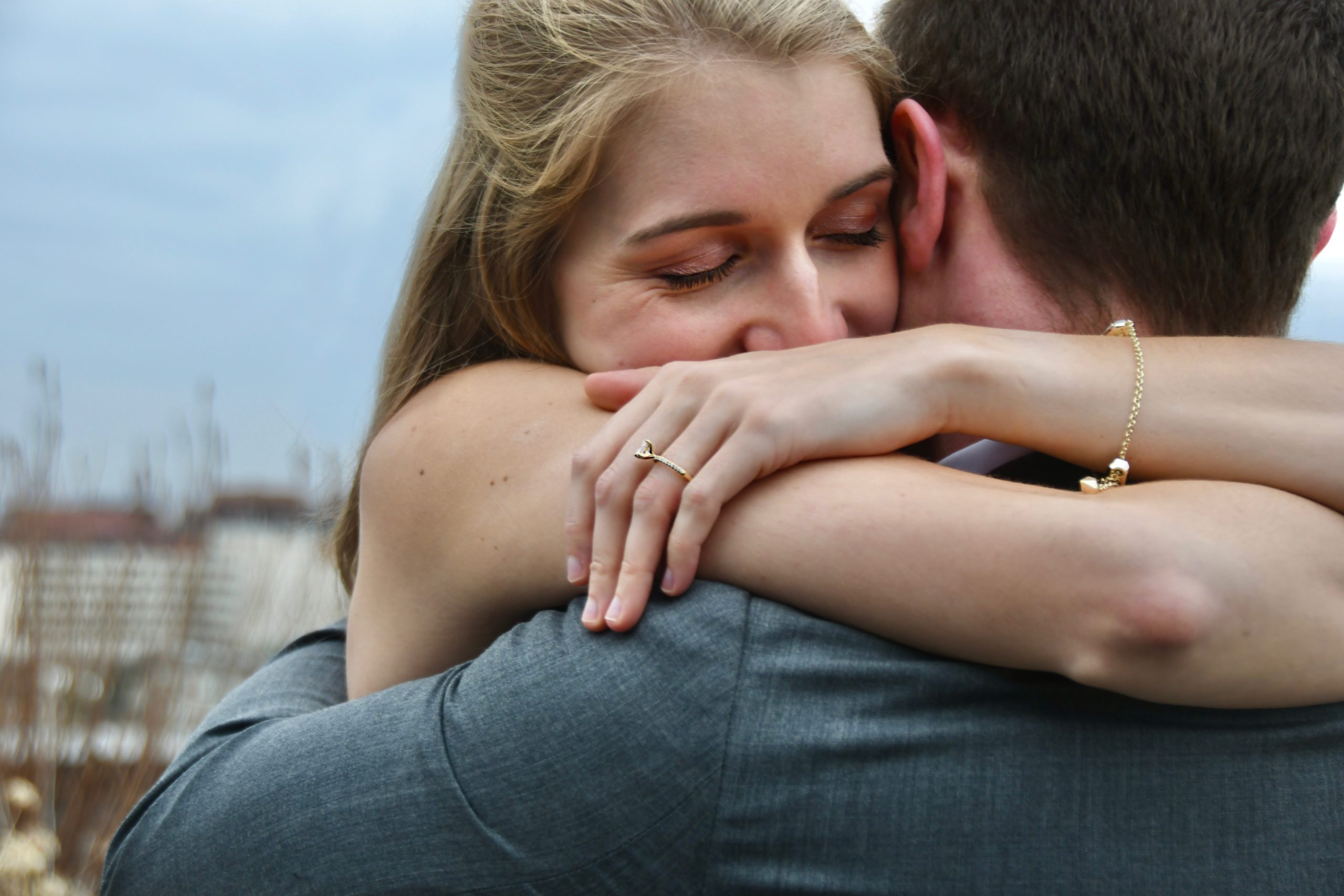 photo d'un couple qui se sert dans les bras après une demande en mariage